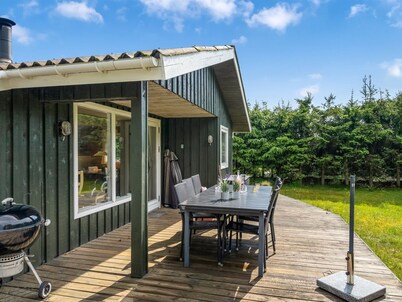 "Myrna" - 300m from the sea by Interhome