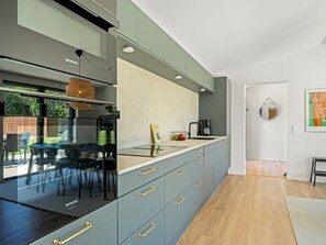 Fridge, microwave, dishwasher, cookware/dishes/utensils