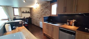 Spacious Apartment for 9 with South-Facing Balcony, 150m from Ski Slopes, Near Station Center