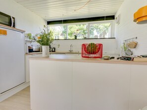 Kylskåp, mikrovågsugn, diskmaskin och grytor/köksredskap