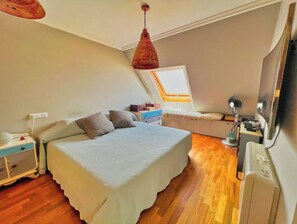 3 Schlafzimmer, Schreibtisch, Bügeleisen/Bügelbrett, kostenloses WLAN