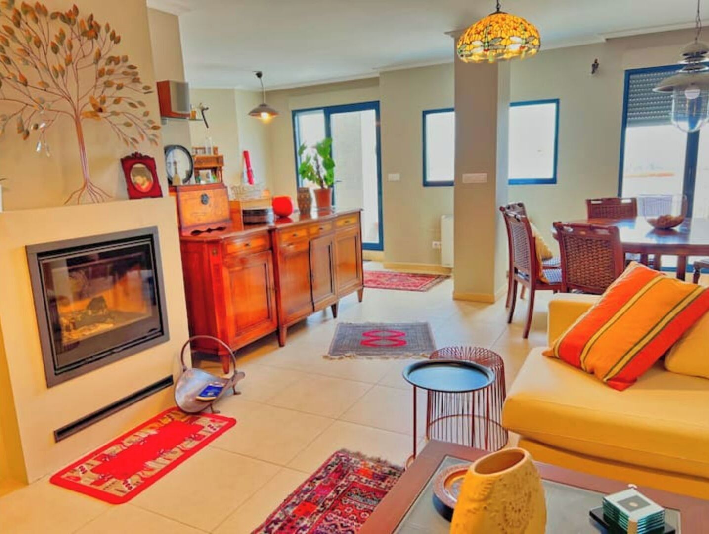 Smart-TV, Kamin, DVD-Player, Bücher