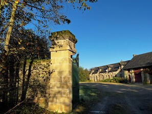 Une vaste propriété de 100ha clos de murs avec forêt et étang