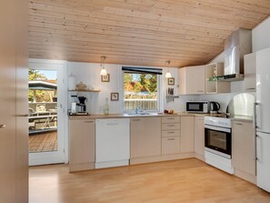 Refrigerador, microondas, lavavajillas y utensilios de cocina 