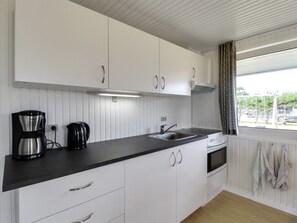 Køleskab, mikrobølgeovn, ovn, højstol
