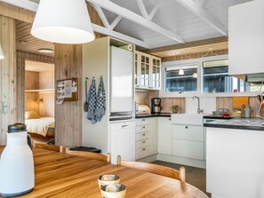 Kylskåp, mikrovågsugn, diskmaskin och grytor/köksredskap