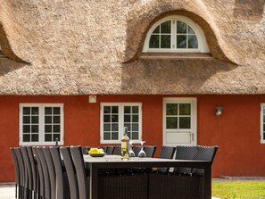 تناول الطعام بالخارج