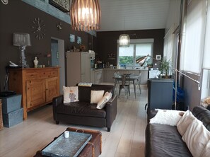 TV, books, stereo - La Douc'heure, Votre Maison de Vacances au Pays des Lacs (Doucier)
