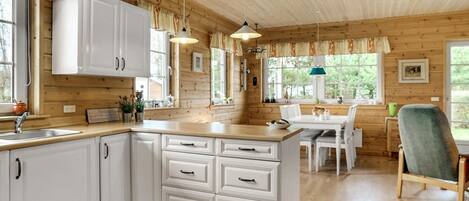 Kylskåp, ugn, diskmaskin och barnstol