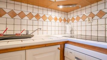 Fridge, microwave, dishwasher, cookware/dishes/utensils