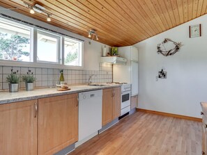 Køleskab, ovn, opvaskemaskine, køkkentøj/tallerkener/redskaber