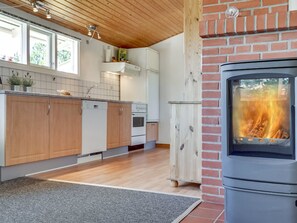 Køleskab, ovn, opvaskemaskine, køkkentøj/tallerkener/redskaber