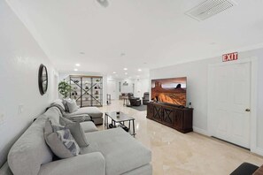 Smart TV, offices - Hollywood Hills By Dream Vacation (Hollywood)