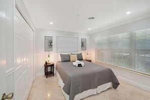 3 bedrooms, desk, iron/ironing board, travel cot - Hollywood Hills By Dream Vacation (Hollywood)