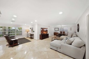 Smart TV, offices - Hollywood Hills By Dream Vacation (Hollywood)