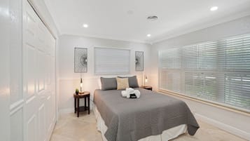 3 bedrooms, desk, iron/ironing board, travel crib