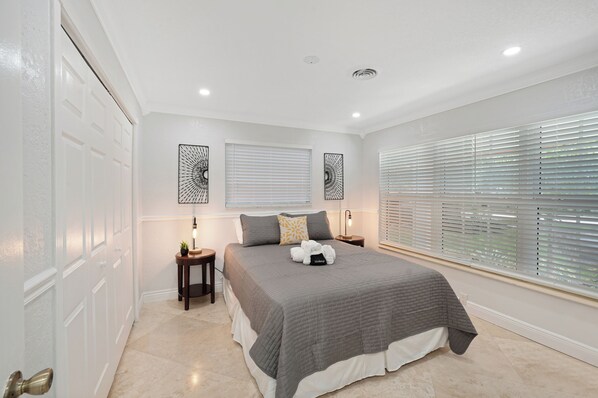 3 bedrooms, desk, iron/ironing board, travel crib