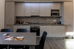 Fridge, microwave, oven, stovetop - *4 double rooms *equipped kitchen, *2 smart Tv rooms *air conditioning  (L'Aquila)