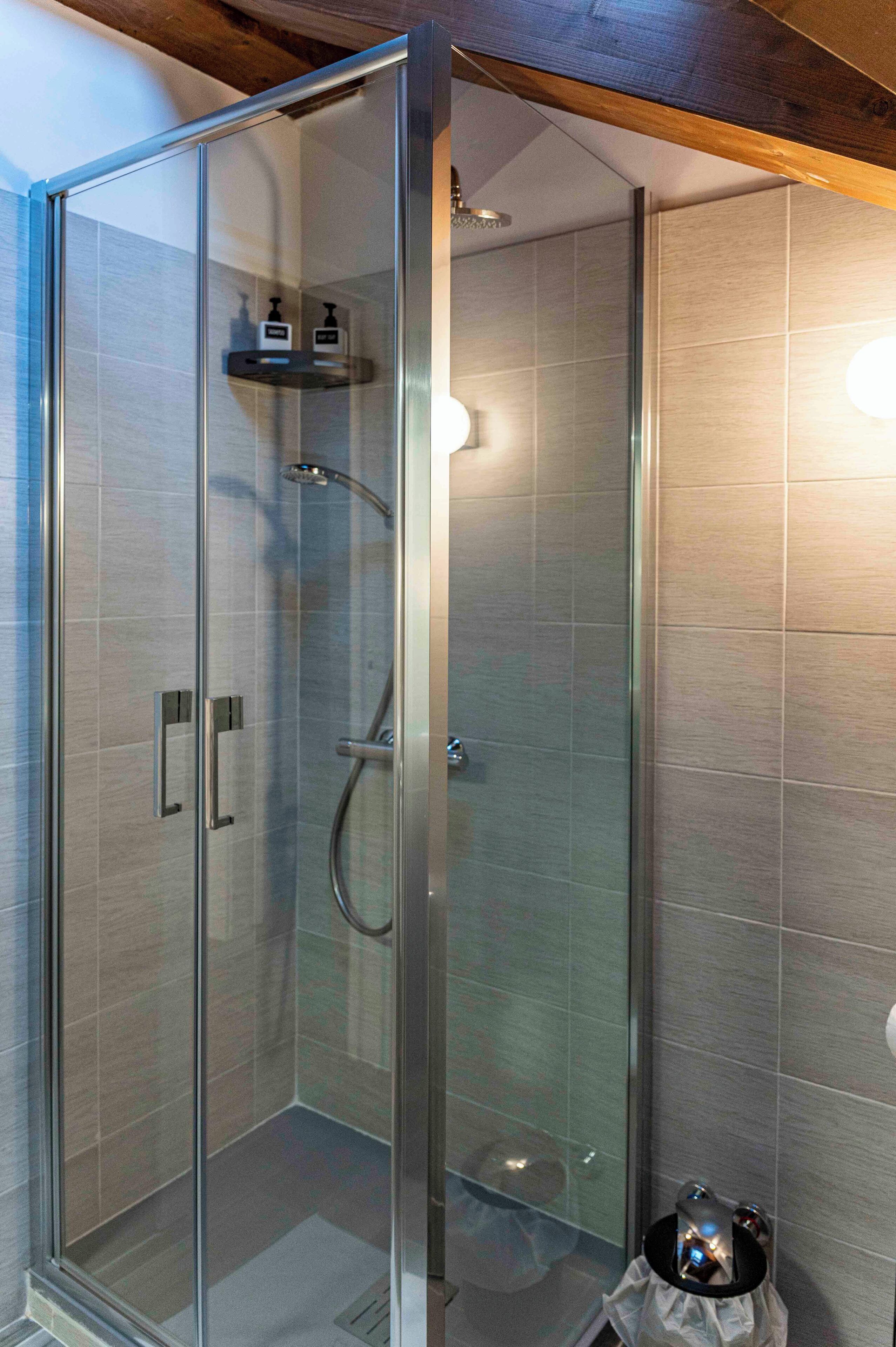 Douche, sèche-cheveux, bidet, serviettes fournies