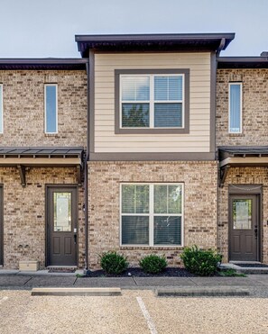 Exterior - This condominium is a 2 bedroom(s), 2.5 bathrooms, located in Nashville, TN. (Nashville)