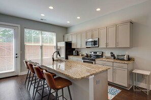 Fridge, microwave, oven, stovetop - This condominium is a 2 bedroom(s), 2.5 bathrooms, located in Nashville, TN. (Nashville)