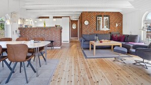 Un interior moderno con comedor, cocina y sala de estar.