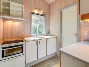 Een koelkast, een magnetron, een oven, een vaatwasser