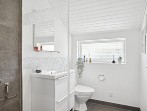 Bathroom - "Aderice" - 1km from the sea by Interhome (Hals)