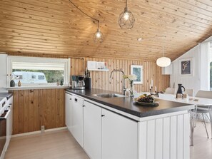 Kjøleskap, ovn, oppvaskmaskin og kjøkkenutstyr