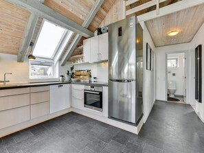 Kühlschrank, Mikrowelle, Geschirrspüler, Kochgeschirr/Geschirr/Besteck