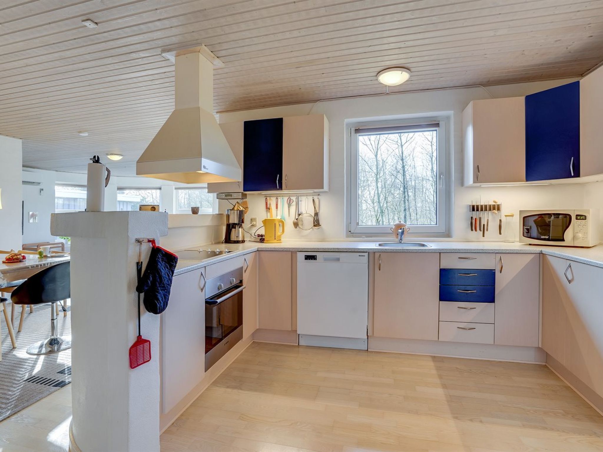 Kjøleskap, mikrobølgeovn, ovn og oppvaskmaskin