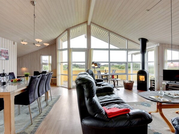 Een televisie en een open haard