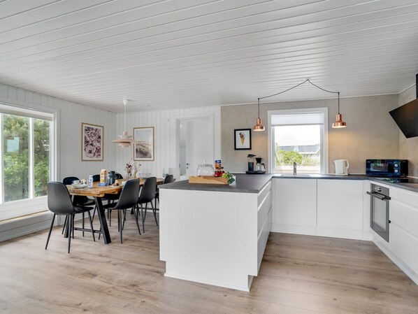 Køleskab, mikrobølgeovn, opvaskemaskine, højstol