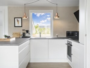 Køleskab, mikrobølgeovn, opvaskemaskine, højstol