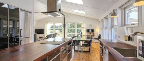 Køleskab, mikrobølgeovn, opvaskemaskine, køkkentøj/tallerkener/redskaber