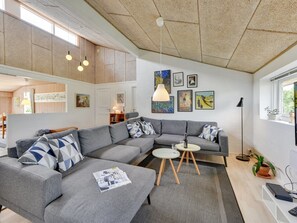 Televisión, chimenea y futbolito 