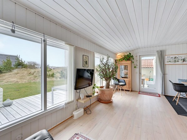 Fernseher, Kamin, Tischfußball
