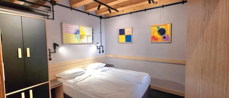 Donsdekens, individueel gedecoreerd, een bureau, geluiddichte muren