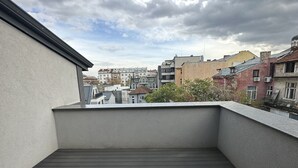 A rooftop terrace with a view of surrounding buildings. - ART HOTEL 158 (Sofia)