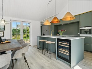 Kühlschrank, Ofen, Geschirrspüler, Hochstuhl