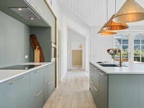 Réfrigérateur, four, lave-vaisselle, chaise haute