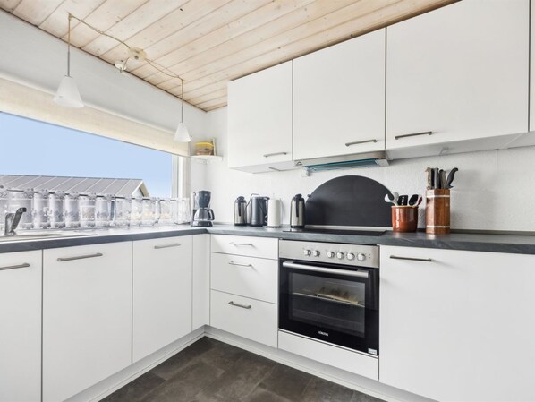 Køleskab, opvaskemaskine, køkkentøj/tallerkener/redskaber