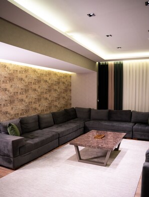 デラックス 4 人部屋 | 客室ごとに異なる装飾、客室ごとに異なるインテリア、デスク、ノートパソコン用作業スペース