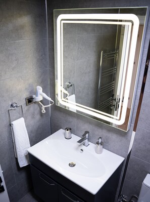 Regadera, regadera tipo lluvia, secadora de cabello, pantuflas 