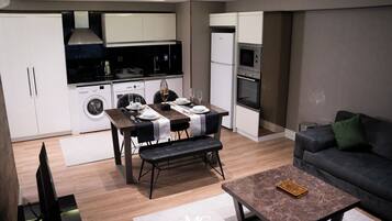 Suite | Con stile personalizzato, con arredamento individuale, una scrivania