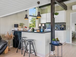 Kjøleskap, mikrobølgeovn, oppvaskmaskin og kjøkkenutstyr