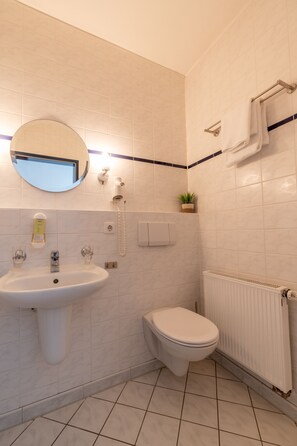 Douche, sèche-cheveux, serviettes fournies