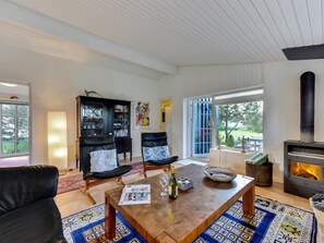 Televisie, een open haard en een dvd-speler