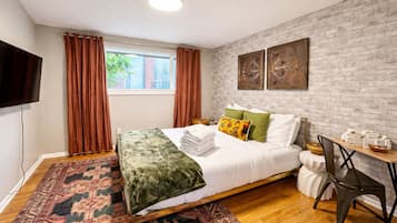 1 soverom, skrivebord, strykejern/-brett og reiseseng for barn