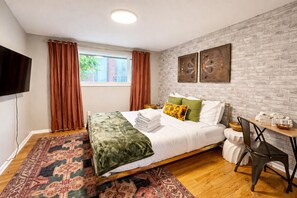 1 bedroom, desk, iron/ironing board, travel cot - Fremont Artful Escape | Walkable Garden Apartment (Seattle)